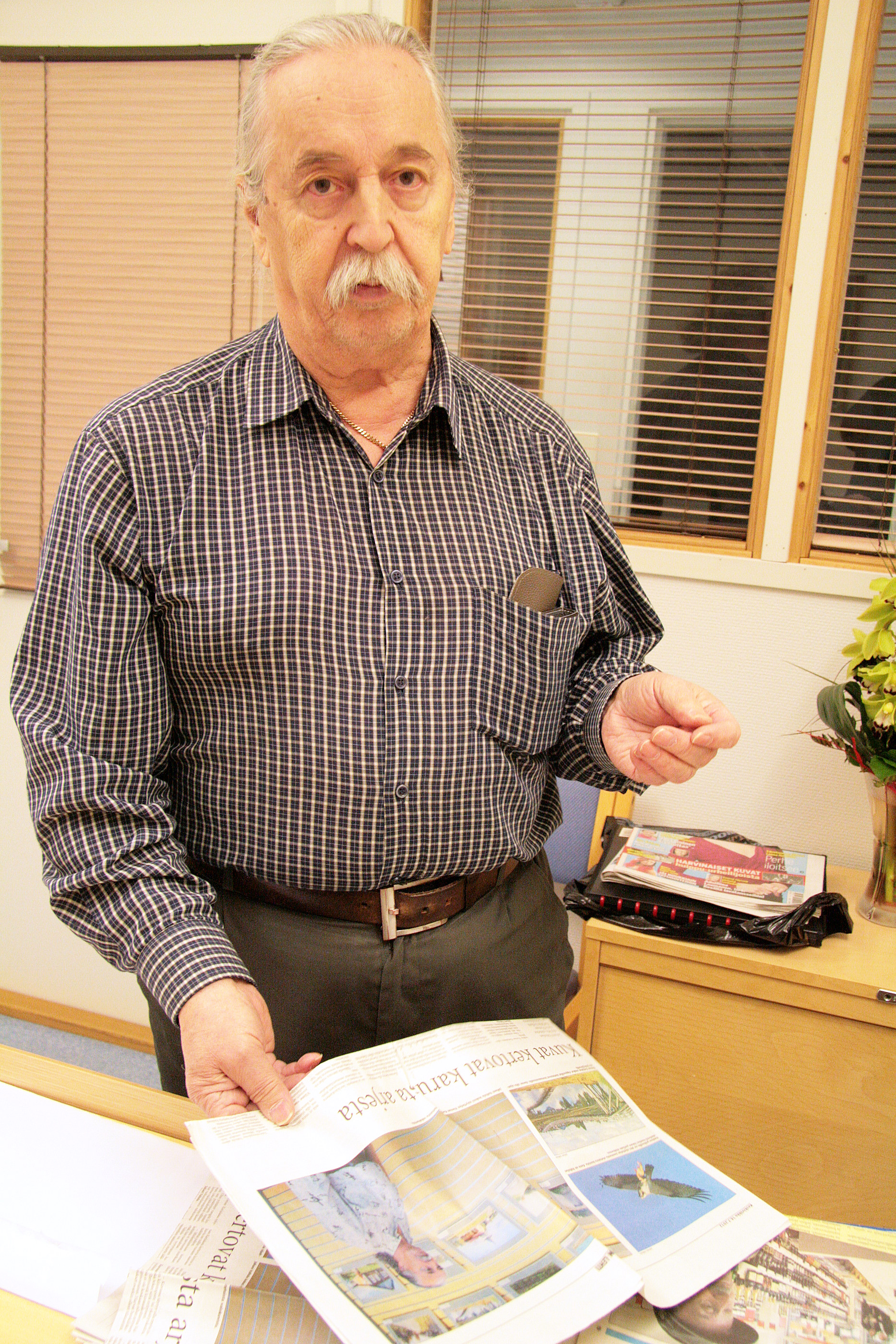Huonekärpäset lentelivät apilan kukan ympärillä, kun Juhani Valtola sattui paikalle oikeaan aikaan. Kuva sai kunniamaininnan Englannissa.
