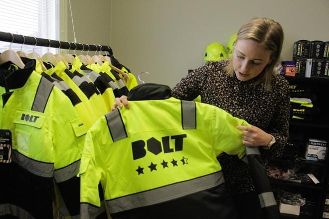 Bolt.Works vaatettaa kaikki työntekijänsä työmaille. Vaasassa rekrytointikonsultti Silja Nyrhinen pitää huolta, että työntekijöillä on kunnon varusteet. KUVAT: JENNI MÄKELÄ