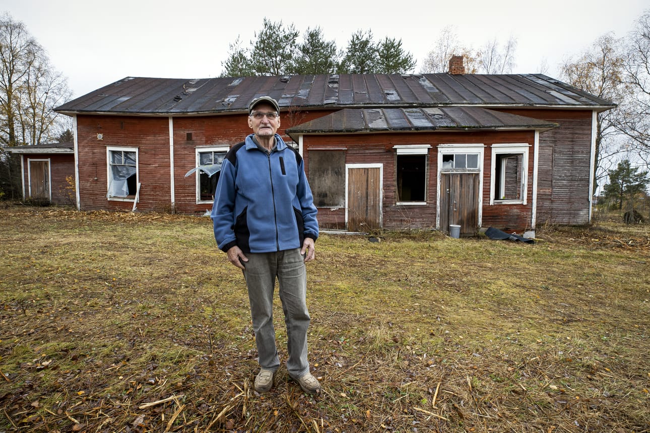 Pyhäjoen työväentalo oli kuin toinen koti Reino Korpelalle 70-luvulla. Hän oli korjaustalkoiden puuhamies ja Pyhäjoen Pauhun valmentaja, kuljettaja ja monitoimimies. -Nykyisellään tämä on surullinen näky ja joutaa purettavaksi.