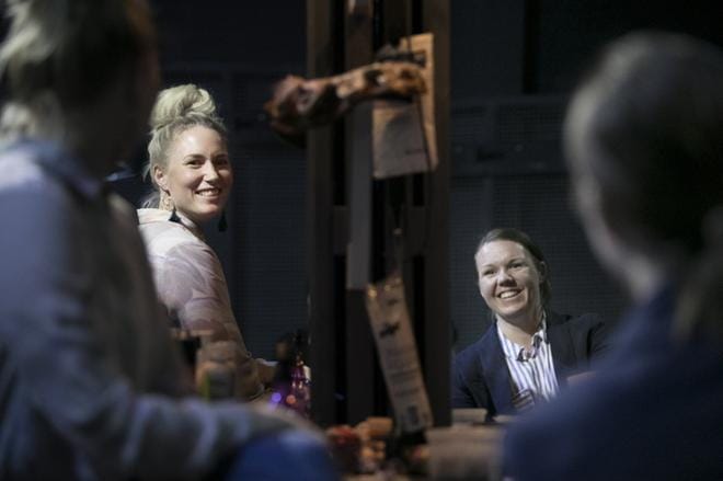 Jenna Linnolahdella ja Ida Jousmäellä on kymmen vuoden kokemus nuorten tanssittamisesta Vaasassa. KUVAT: MINNA ANTILA
