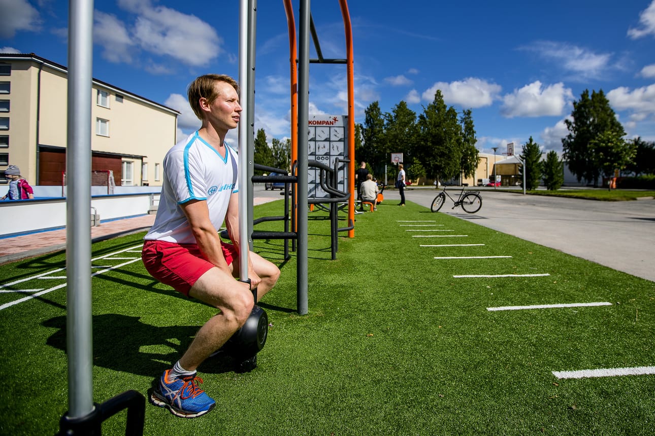 Janne Karvonen kuntoilee lenkkinsä lomassa entisen opinahjonsa Lapuan yläkoulun uudistetussa pihassa.