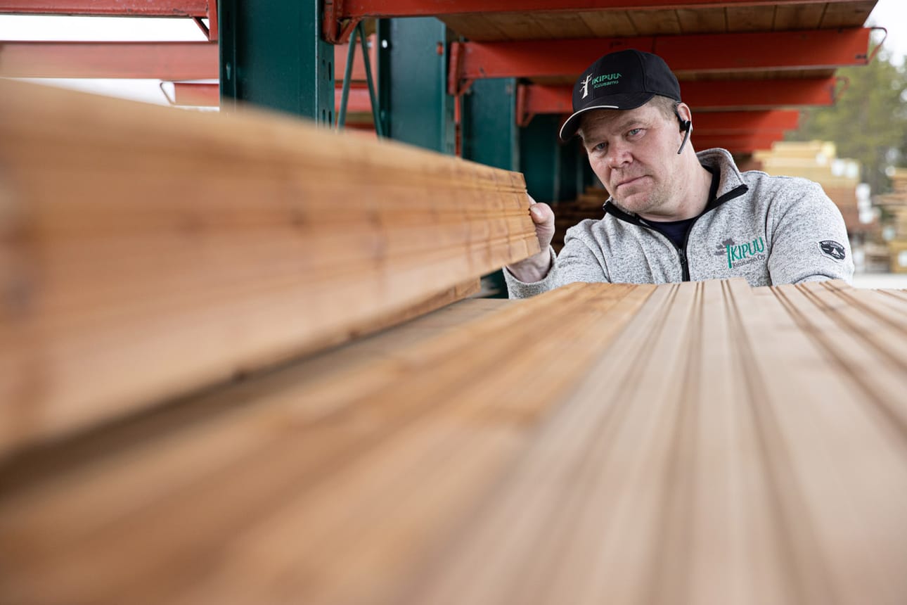 Ikipuu Kuusamon Pauli Luukkonen esittelee mielellään myymälän tilavaa ja monipuolista puuvarastoa. Puutavaran lisäksi rakentajalle on valikoimassa tarjolla laadukkaita ruuveja ja muita kiinnikkeitä.