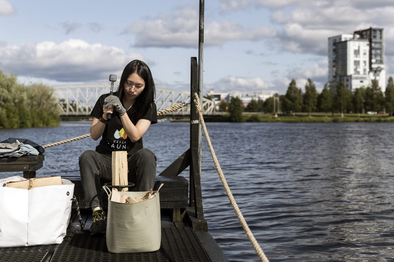Mayumi Itoh on ollut Kesän Saunalla lähes joka päivä Ouluun saapumisestaan lähtien. Hän pitää saunaa pyörittäviä talkoolaisia kiinnostavana yhteisönä, johon on ollut helppo tulla.