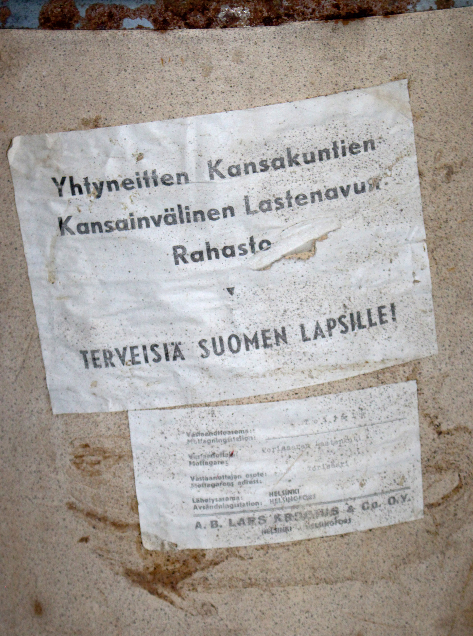 Toisten romu on Maija-Liisan aarre. Tuttavan tehtävänä oli viedä kaatopaikalle tynnyreitä, joissa on toimitettu sota-aikana ruoka-apua Suomen lapsille. Yksi tynnyri sai uuden kodin Kärsämänkylästä.