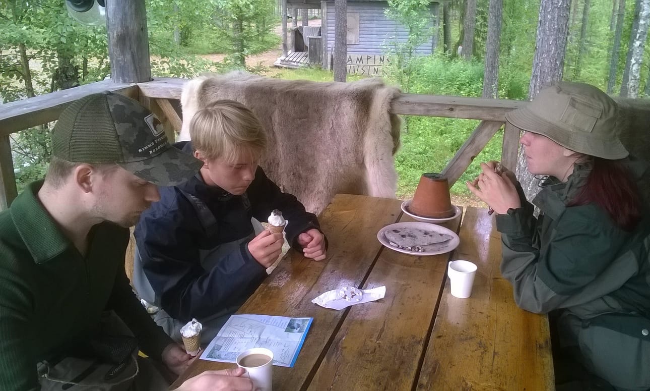 Petteri, Valtteri ja Heli-Minttu Hyppänen taukoa pitämässä Kuusingin leirintäalueella kalastuksen lomassa.