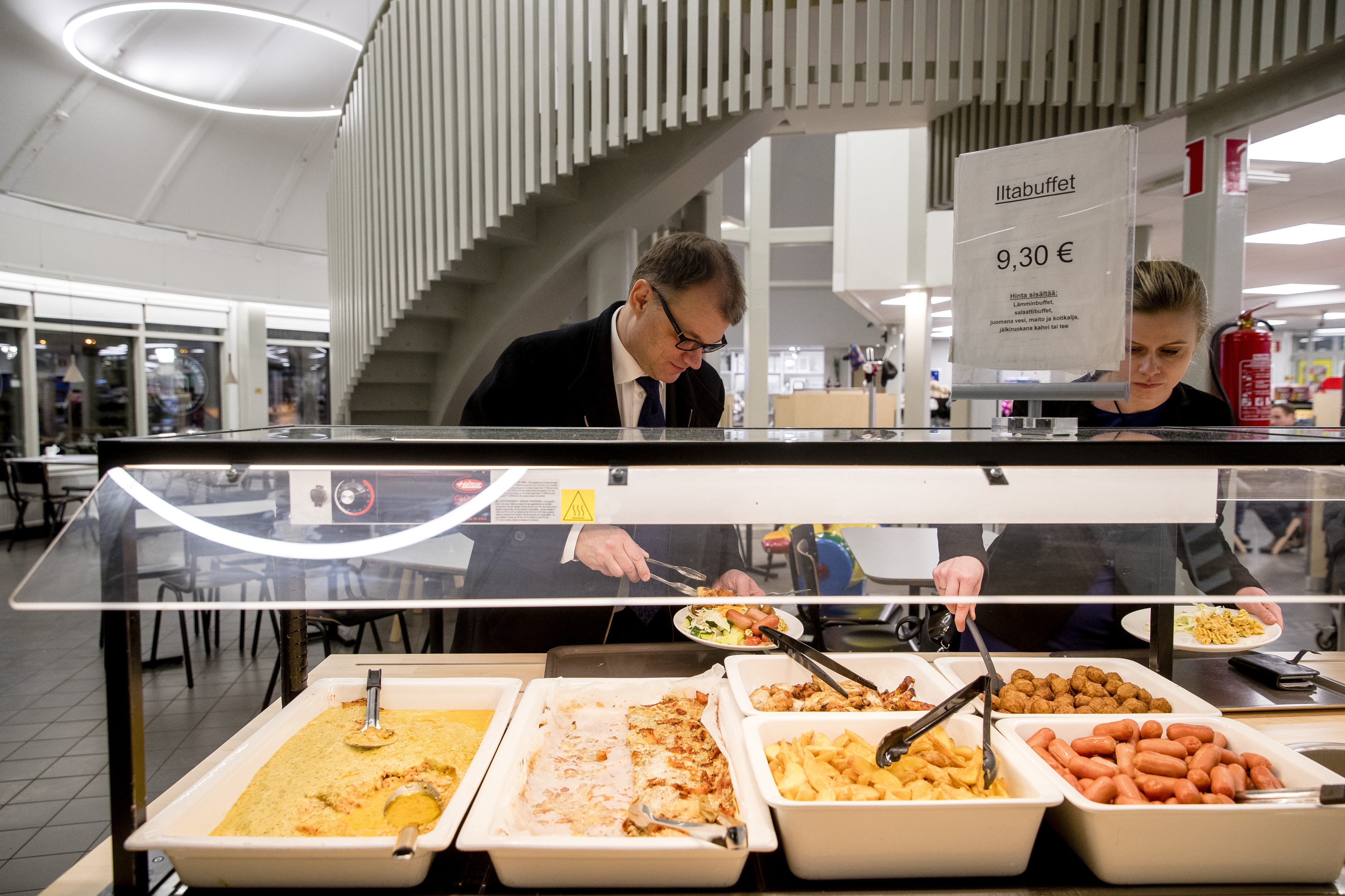 Paluumatkalla Lahdesta kotiin pääministerin ruokaseurana on EU-asioiden erityisavustaja Riikka Pakarinen. KUVA: Joel Maisalmi