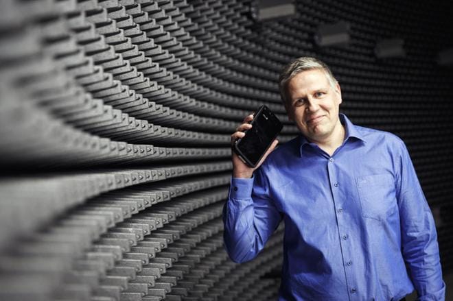 Jani Leskinen uskoo 5G-teknologian olevan Nokialle se seuraava iso juttu. Hän esittelee 5G-kännykän prototyyppiä Oulun tuotekehityslaboratoriossa. Kuva: Matti Räty