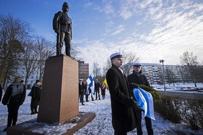 Juhlivan Vaasan yliopiston ylioppilaskunnan puheenjohtaja Kim Kujala ja hallituksen jäsen Hannes Torppa laskivat seppeleen Jääkäripatsaalle. KUVAT: JARNO PELLINEN