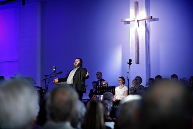 Mika Nisula esiintyi Valkea-konferenssikeskuksen musiikkipitoisessa käyttöönottojuhlassa viime syyskuussa. KUVA: TOMI KOSONEN