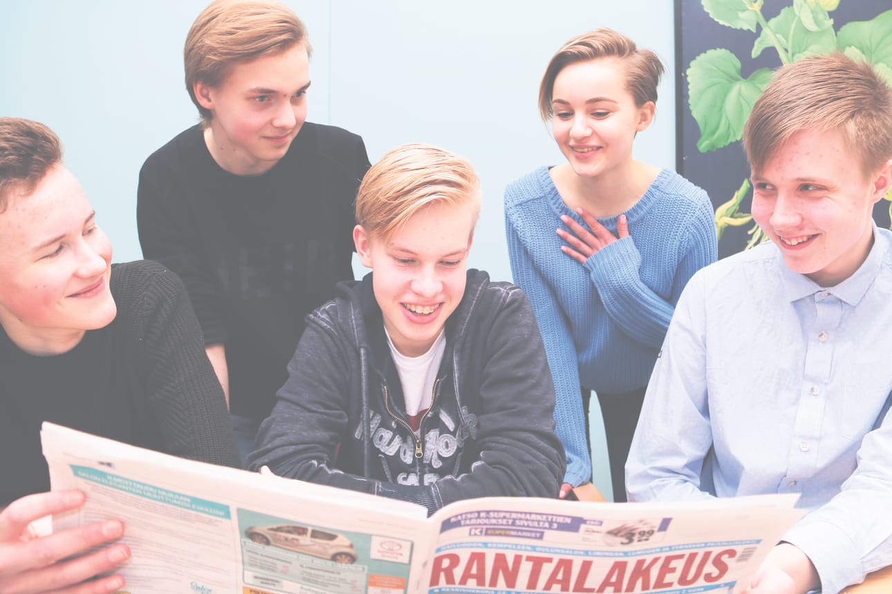 Veikka Hintikka (vasemmalla), Aleksi Vuollo, Elias Holm, Viivi Kajula ja Eetu Kinnunen lukevat kouluvaltuuston puheenvuoroja. Nuoret miettivät, että lapset eivät välttämättä pidä kyläkoulun lopettamista niin suurena asiana kuin heidän vanhempansa.