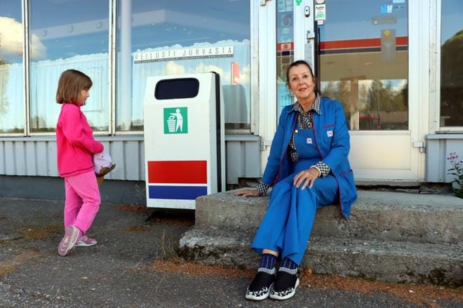 Kerttu Kamila on tullut monille jurvalaisille tutuksi iloisena asiakaspalvelijana. Viisivuotias tyttärentytär Venla Vuoto kävi tutustumassa Kamilan entiseen työpaikkaan. KUVA: JARNO RANTA
