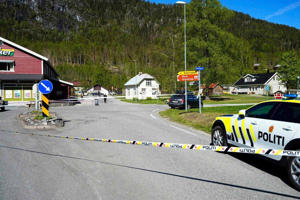 NRK:n mukaan puukotus tapahtui lukion ja ruokakaupan läheisyydessä Noren kylässä. Poliisi eristi alueen. LEHTIKUVA / AFP