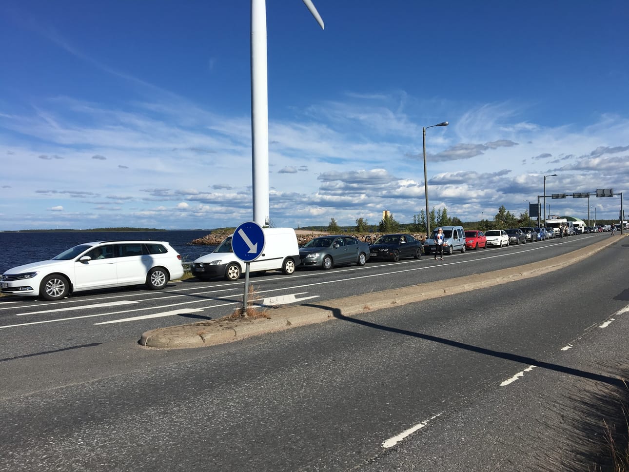 Hailuodon lautoille jonotti satoja autoja perjantai-iltana.