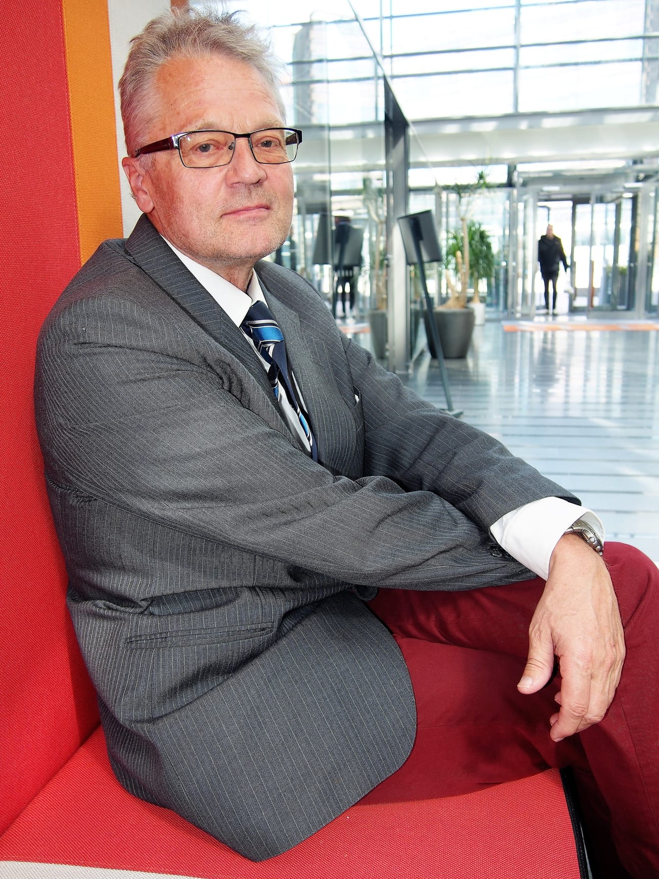 Ajoterveys ei ole vain ikäkysymys. Osalla nuorimmistakin kuljettajista masennus ja päihteiden käyttö heikentävät itsenäisen ajamisen edellytyksiä, professori Timo Tervo muistuttaa. Ikä tuo mukaan uusia huolia kuten kohonneen sairausriskin ja mahdolliset aivotoiminnan häiriöt.