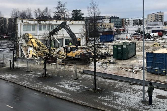 Tiistaina kello 13.40 pystyssä nökötti enää yksi seinä Koulukadun puolella. KUVA: PETRI TORIKKA