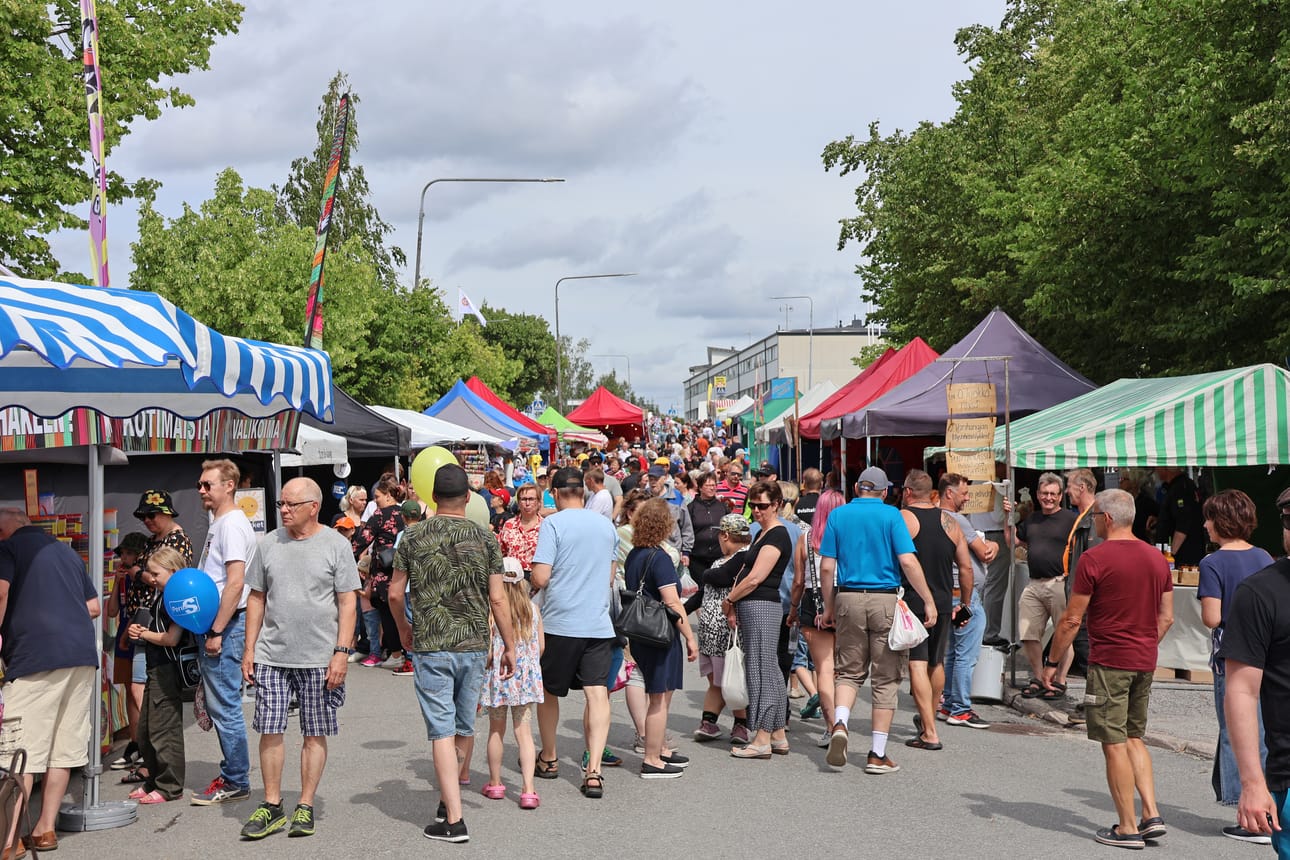 Lauantain tuulinen sää ei markkinaväkeä haitannut.