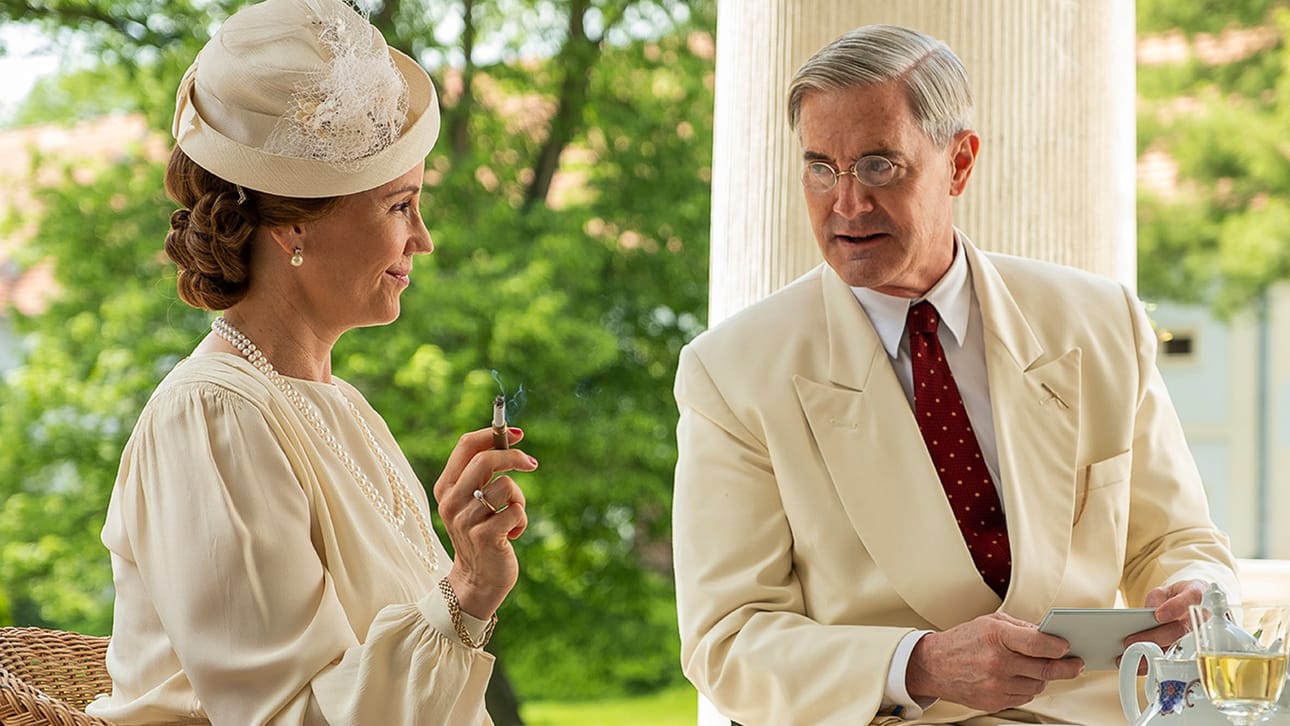 Kruununprinsessa Märtha (Sofia Helin) ja Yhdysvaltojen presidentti Franklin D. Roosevelt (Kyle MacLachlan ) luovat suhteita.