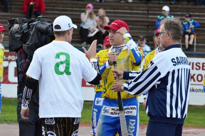Kapteenit hutunkeitossa Kitrolla vuonna 2015: Kouvolan Anssi Lammila ja Ankkureiden Aki Orava. ARKISTOKUVA: MARKKU TURPELA