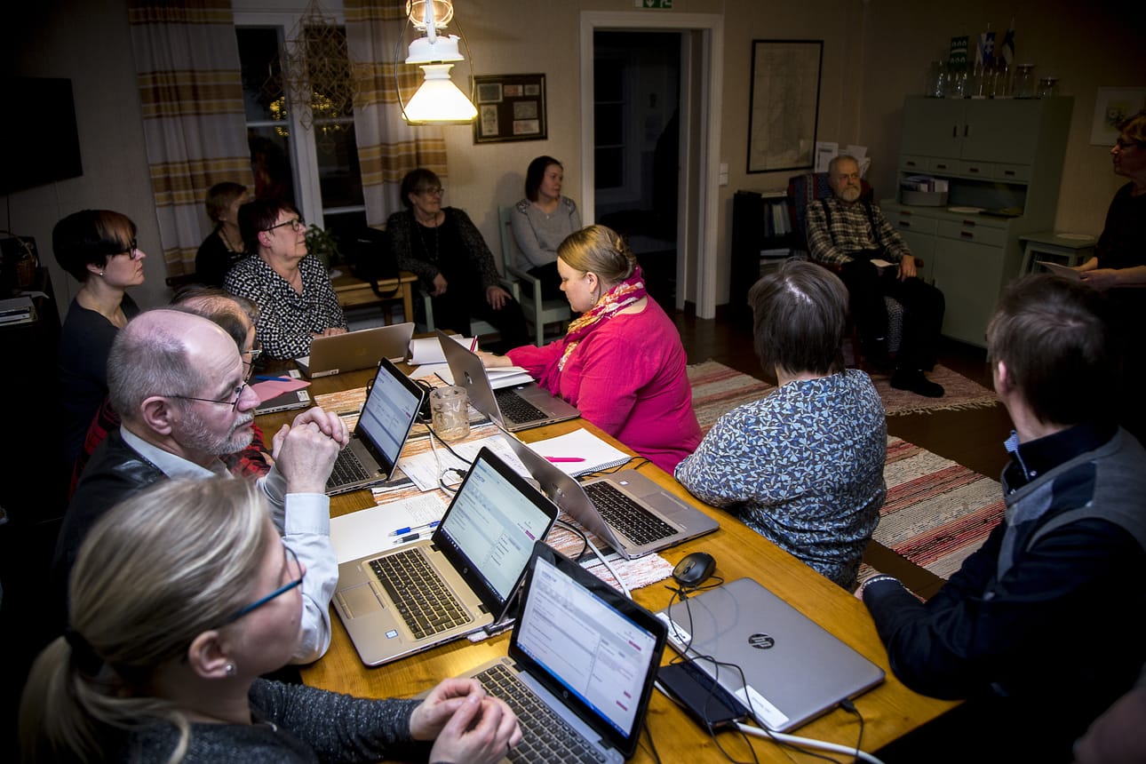 Raahen lähidemokratiahallitus kokousti tällä viikolla Vihannissa Saarankantissa. Pöydän ääressä lähidemokratiahallituksen jäsenet Anne-Mari Orava, Mikko Jaakkola, Eero Keskitalo, Johanna Pistemaa, Elina Romppainen, Mira Martin, Merja Junnila ja Jani Niemelä kuuntelevat Vihannin kyläkulmien edustajien kuulumisia.