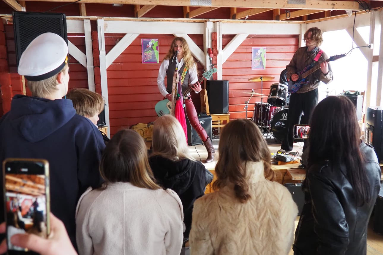 Sodankyläläinen Willy Branca hämärän rajamaalla veti laulaja-basisti Aapo Nivan (vas.) ja kitaristi Aatu Kuusiston mukaan debyyttikeikkansa Pilkkirokissa.