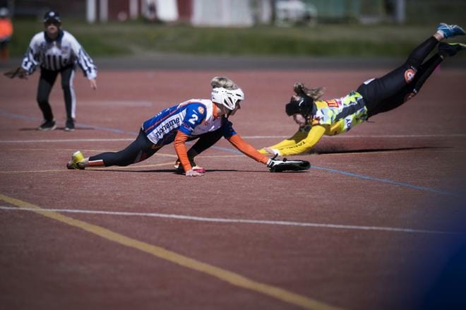 Mailattaret pelaa sunnuntaina pesäpalloa epätavallisessa paikassa, Kaarlen kentällä. Kuvassa Mailattarien Jonna Ojanen koppaa pallon näppeihinsä. KUVA: JARNO PELLINEN