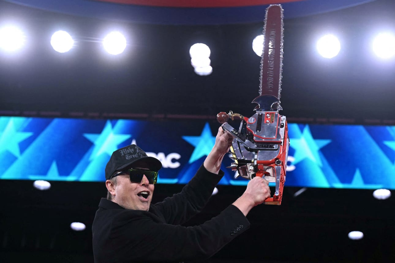 Elon Musk heilutteli moottorisahaa CPAC-kokouksen lavalla. Hän on noussut näkyvään rooliin Trumpin hallinnossa Doge-toimielin kautta, joka on ajanut mittavia säästöjä liittovaltion budjettiin.