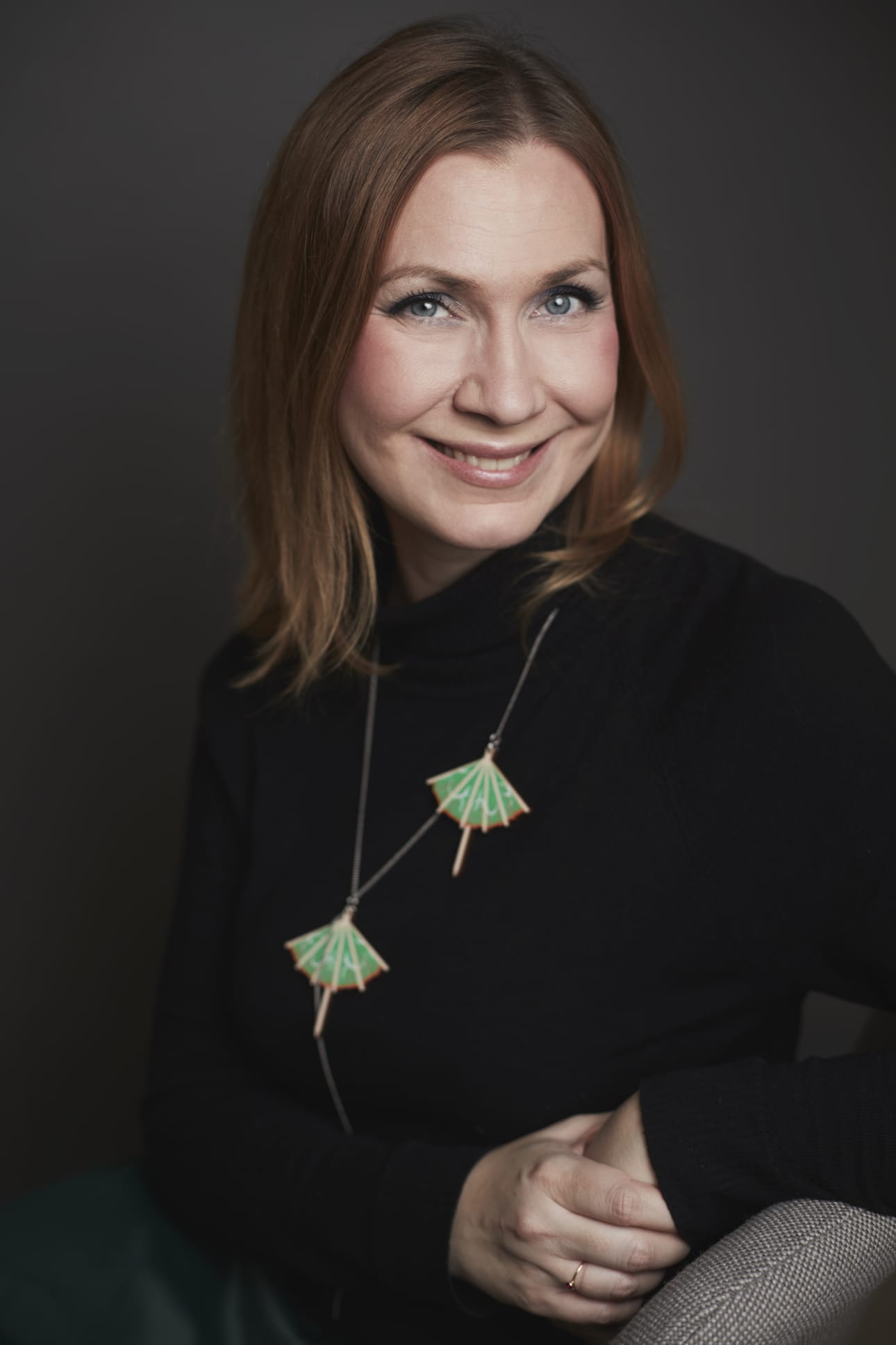 Kirjailija Karoliina Timonen on vakituinen Päätaloviikon kävijä. Torstaina hänellä on kirjailijavierailu kirjastossa ja perjantaina puheenvuoro juhlaseminaarissa.