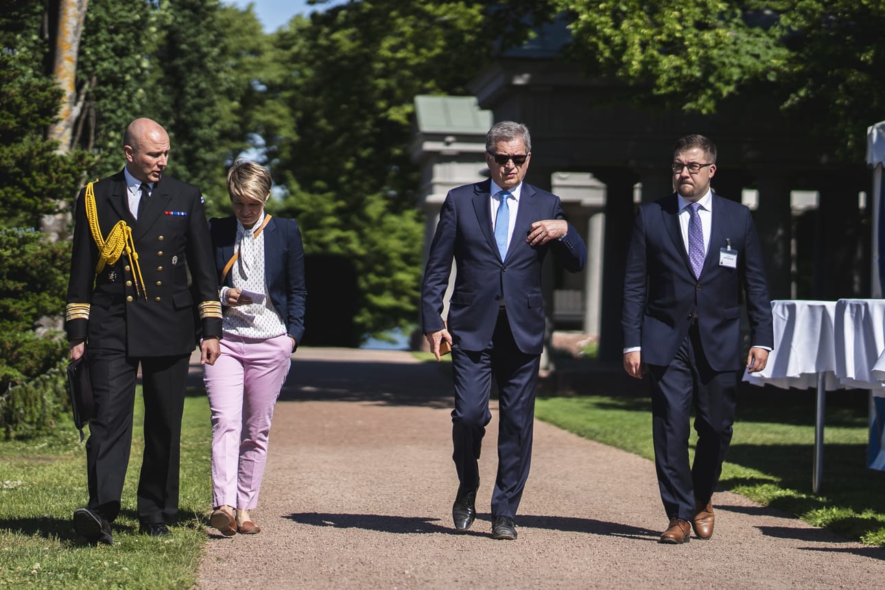 Seitsemättä kertaa järjestettäviä Kultaranta-keskusteluja käydään aurinkoisessa säässä tasavallan presidentti Sauli Niinistön isännöiminä.