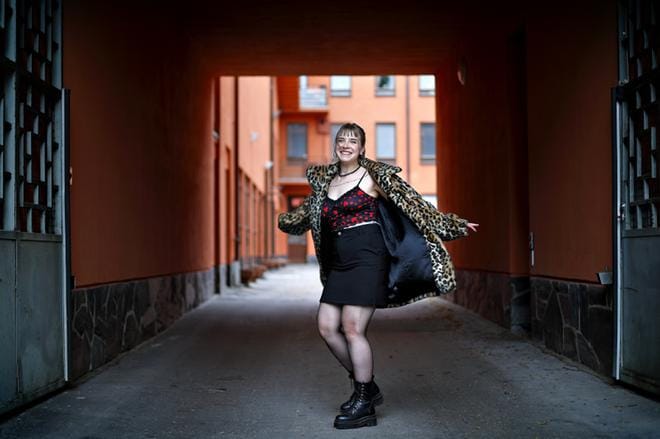 Lavalla Emmi Haapaniemi, 22, muuttuu räiskyväksi artistiksi, jolla on paljon sanottavaa parisuhdeväkivallasta, päihderiippuvuudesta ja pettämisestä. KUVAT: TOMI KOSONEN