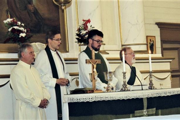 Sotaveteraanien juhlapyhässä saarnasi hiippakuntapastori Jaakko Antila (2. vas.) ja messussa avustivat liturgi Juha Vihriälä, Leo Ketonen (vas.) ja Kimmo Niskala. KUVAT: TIINA AKOMEAH