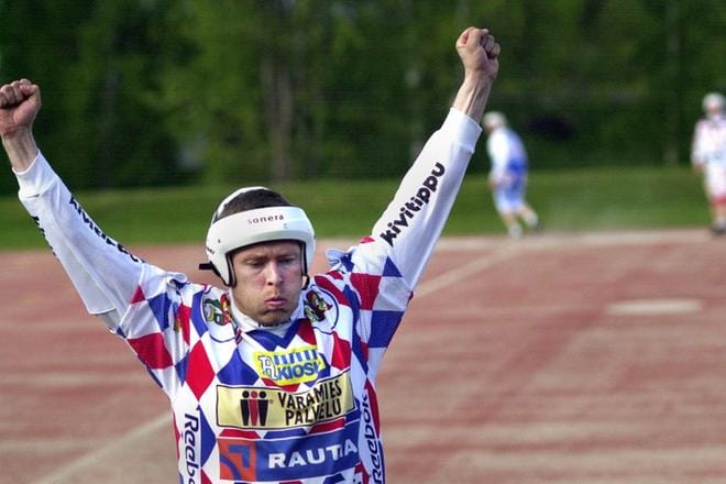 Nykyään Alavuden Peli-Veikkojen peliä ykköspesiksessä johtava Toni Juurakko oli pelaajana puolustamassa Vimpelin Vedon sarjapaikkaa superpesiksen karsintasarjassa vuonna 2004. KUVA: JARNO RANTA