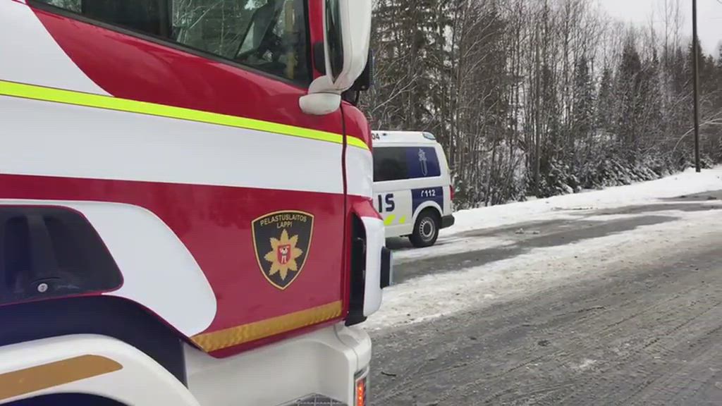 Videolla näkyy Simon turman ohituksen aloittanut auto pressun alla