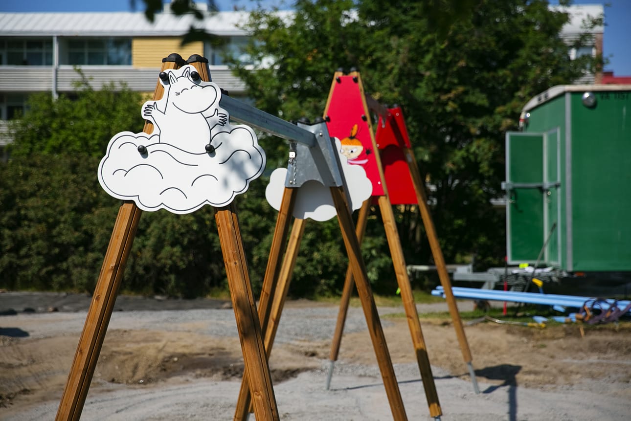 Perhe oli juhlistamassa syntymäpäivää Satopuiston leikkialueella, kun pensaiden suojissa olevan puutarhakeinun suunnasta alkoi näkyä savua. Arkistokuva