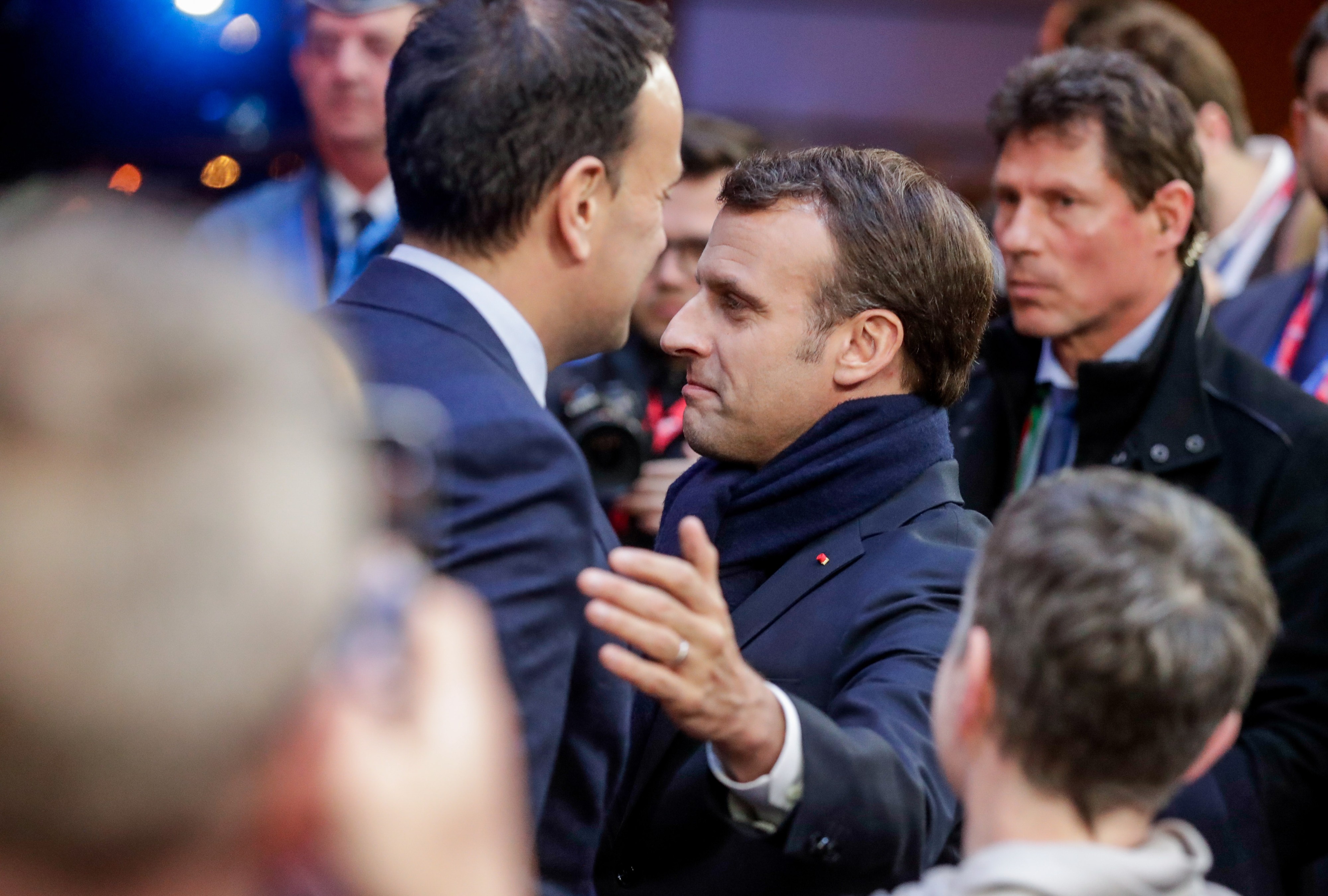 Ranskan presidentti Emmanuel Macron vaati muita lyhyempää lykkäystä Britannian brexit-suunnitelmille. Presidentti poistui EU-huippukokouksesta reippaana yöllä kahden jälkeen.