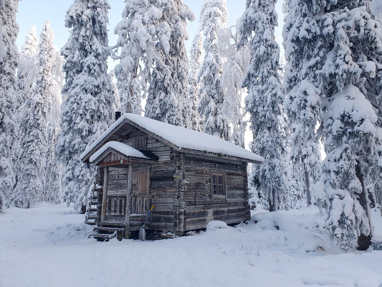 Litokairan erämaa on niin suuri, että siellä voi vaeltaa vaikka viikonkin ajan. Yksi hyvistä yöpaikoista on Porokämpän autiotupa, joka sijaitsee uljaan kuusisaarekkeen siimeksessä.