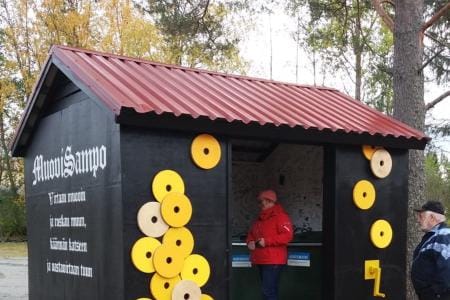 Sitran Maapalloliiga-kehitysohjelman parhaana ideana palkittiin torstaina Soinin 4H-yhdistyksen MuoviSampo, joka innostaa kuluttajia pakkausmuovin kierrätykseen pullopanttijärjestelmästä innoituksensa saaneella ratkaisulla. KUVA: SOININ 4H