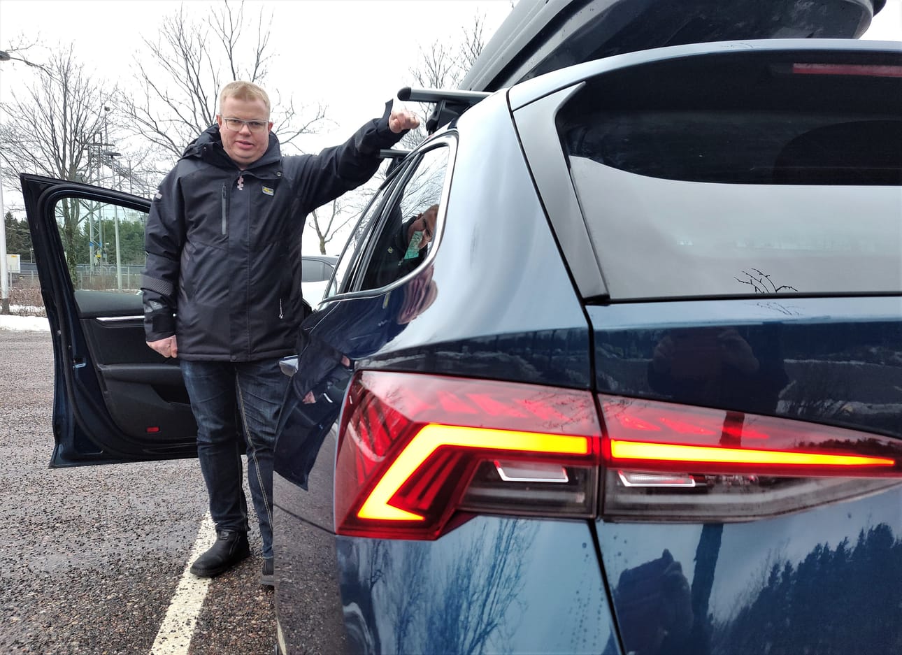 Pimeäperäiset autot ovat vaaraksi kuskille ja muille tienkäyttäjille, Autoliiton koulutuspäällikkö Teppo Vesalainen tietää. Siksi kuljettajan on tutustuttava oman autonsa valojen toimintaperiaatteeseen huolellisesti.