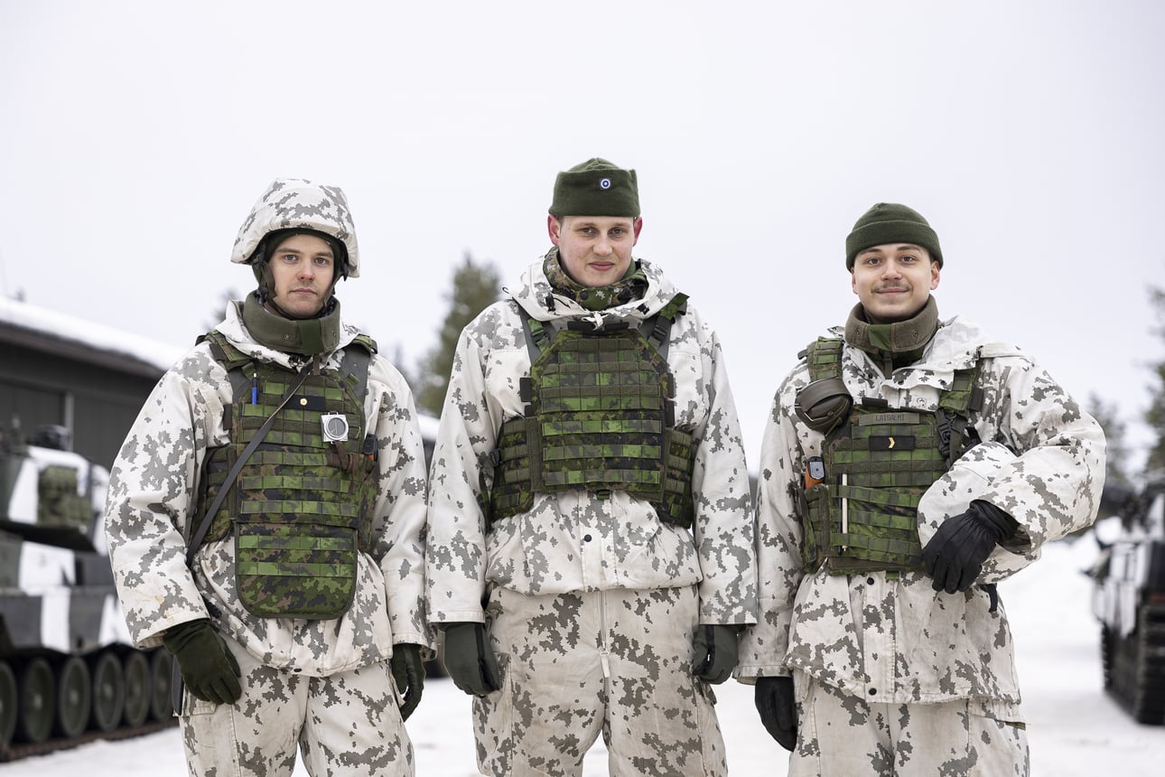 Ou­lu­lai­nen Teemu Hil­tu­nen, 25, sai käskyn ker­taamaan ja suureen Nato-harjoitukseen – Olimme seuraamassa valmistautumista, jossa kuuset katkesivat kuin tulitikut