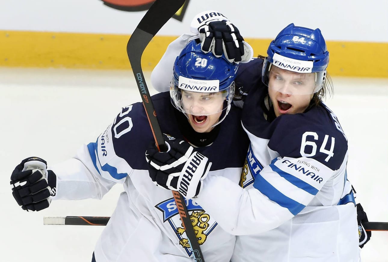 Sebastian Aho (vas.) oli mukana aikuisten MM-kisoissa hopeaa saavuttaneessa Leijona-joukkueessa. Kuvassa maalia juhlimassa myös Mikael Granlund.