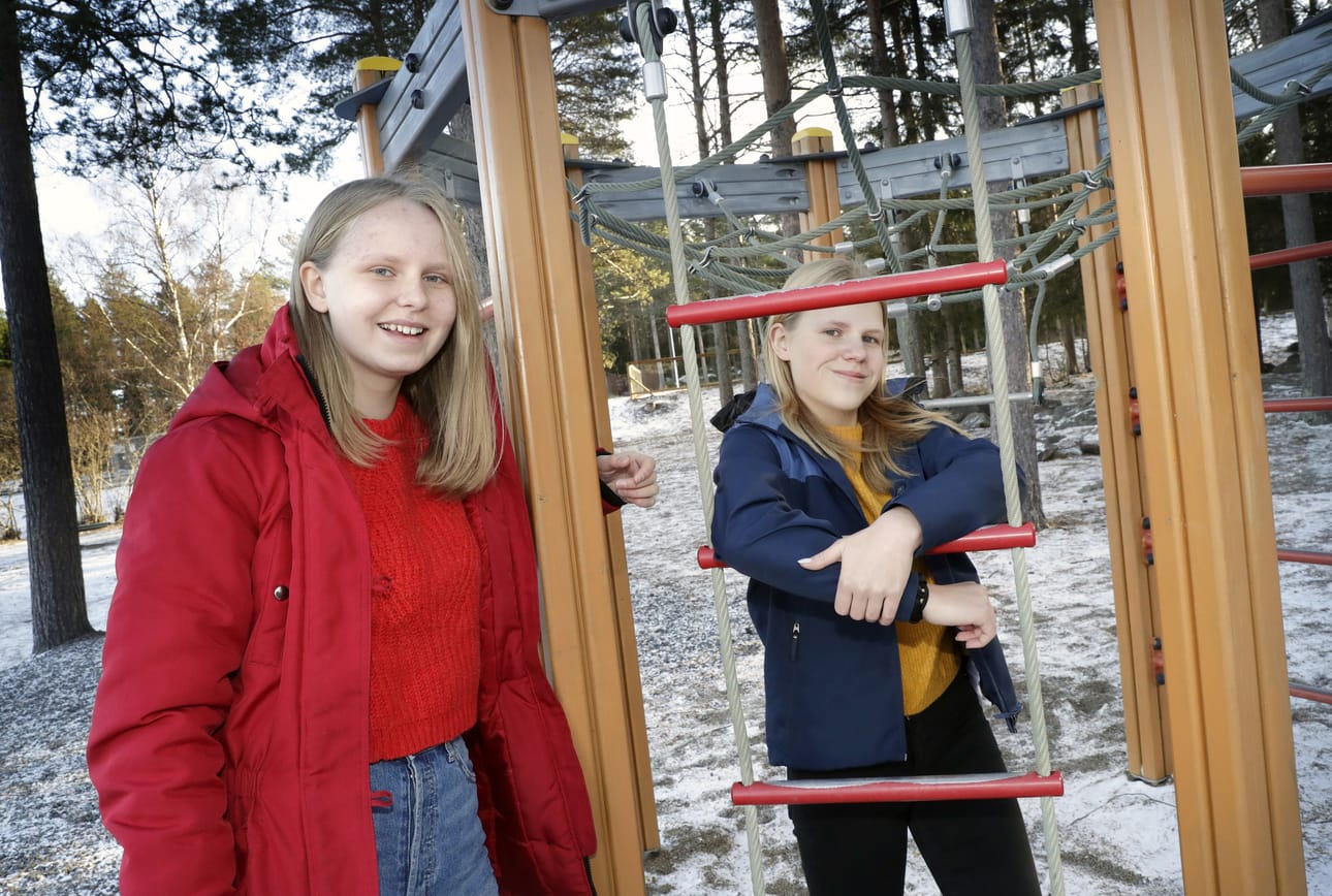 Peppi Impolan (vas.) ja Saana Röytän Luetko sinä? -palkinnoilla kartutetaan luokkaretkirahastoa.