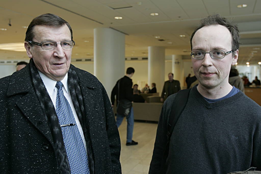 Raimo Vistbacka (vas.) kummastelee Jussi Halla-ahon tapaa jakaa perussuomalaiset.