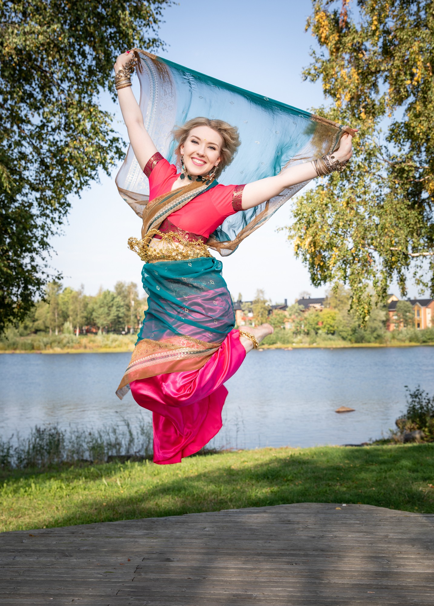 Bollywood on muun muassa värikkäitä vaatteita ja paljon koruja.