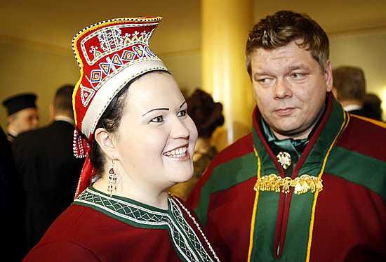 Oulussa opiskeleva rauhanturvaaja Joonas Kilpivaara (vas.) tutustui juhlassa lumilautailija Peetu Piiroiseen.