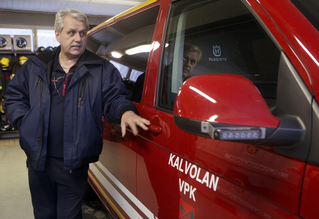 Kalvolan VPK:n palokunnan päällikön Ari Sulanderin mukaan yhdistyksellä on toistaiseksi riittänyt vapaaehtoisia toimintaan. Sulander ei usko, että yritykset voisivat hoitaa haja-asutusalueiden pelastustehtäviä sopimuspalokuntia taloudellisemmin.