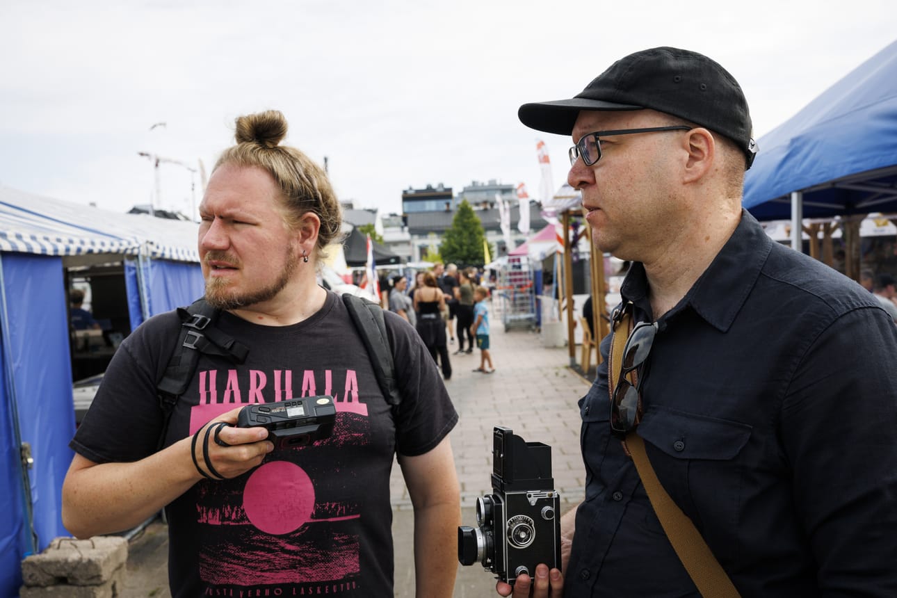 Juuso Haarala (vas.) ja Keijo Laitala ovat ammattivalokuvaajia.