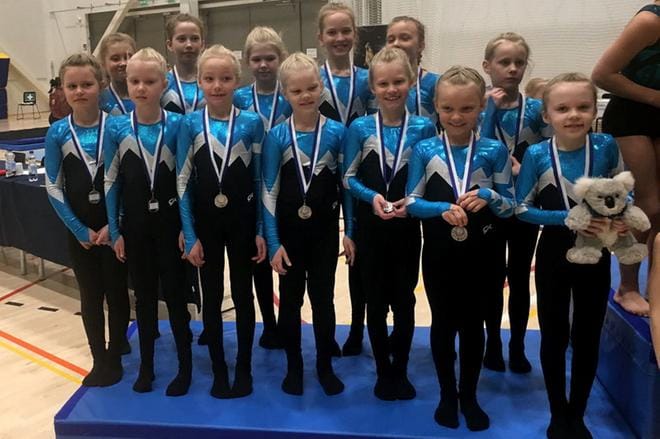 Spirals-joukkue sai kiivetä palkintokorokkeelle vastaanottamaan 1. luokan hopeamitalit Espoossa 21.4. pidetyssä TeamGym Cup 3-kilpailussa. KUVA: JOHANNA MASTOMÄKI