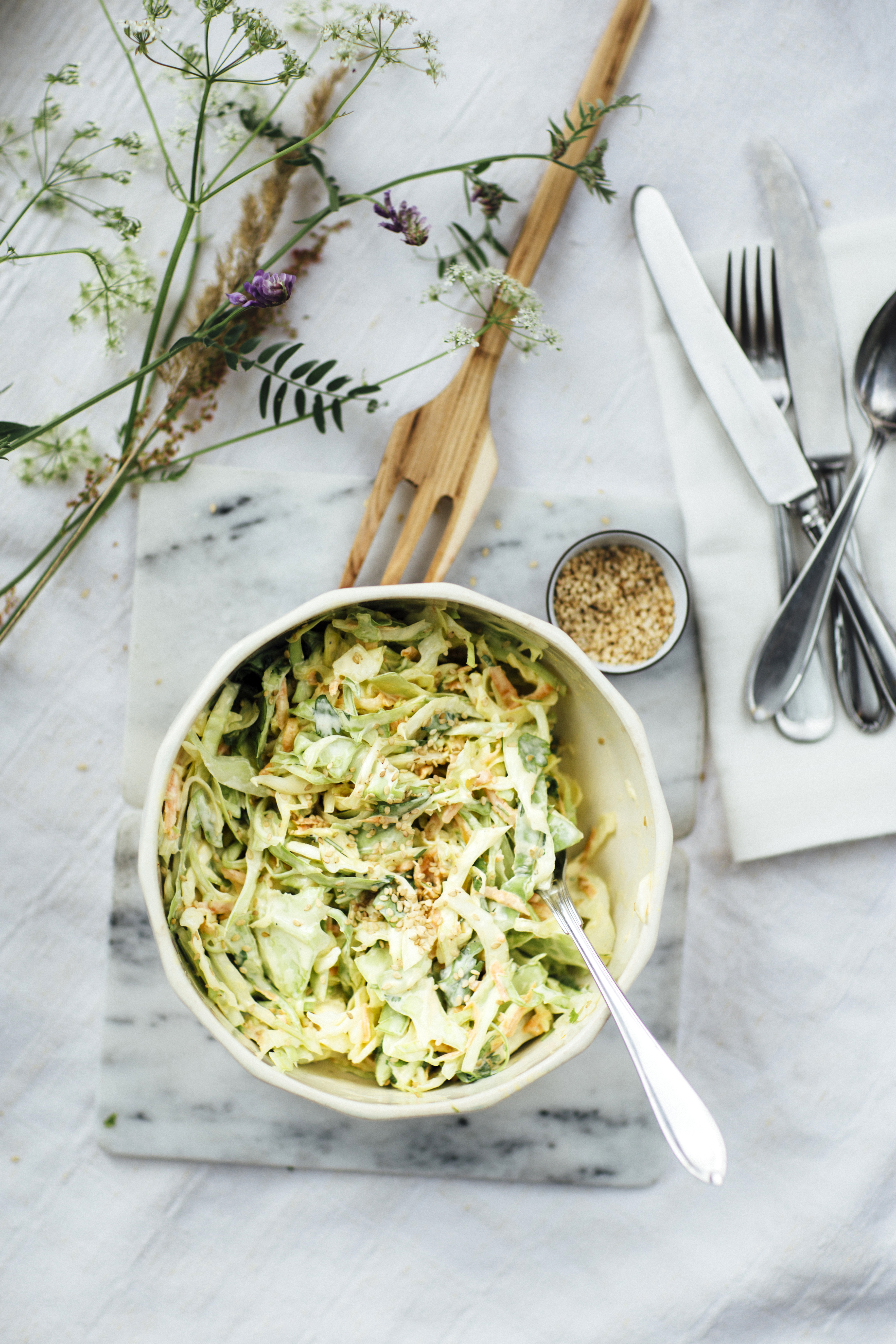 Kermainen coleslaw saa potkua wasabista. Se toimii loistavasti esimerkiksi hodarin välissä.