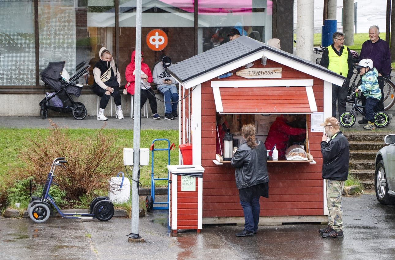 Eri yhdistykset pitävät vuorollaan avoinna tietopistettä ja myyvät siellä kahvia ja leivonnaisia.