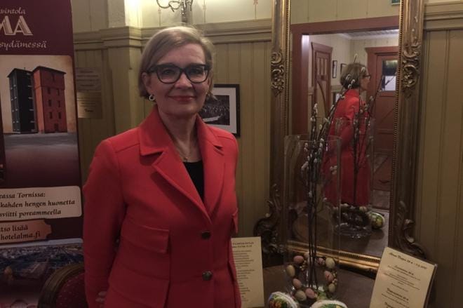 Paula Risikko seuraa tuloslaskentaa Seinäjoen kokoomuksen vaalivalvojaisissa hotelli-ravintola Almassa. Kuva: Juha Vainio