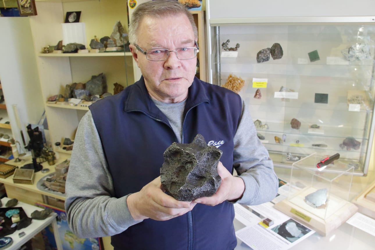 Reino Sainkankaan kivi- ja malminäyttely on esillä Kärsämäellä kuluvan viikon ajan. Mielenkiintoisimmat esineet ovat kuukivet.